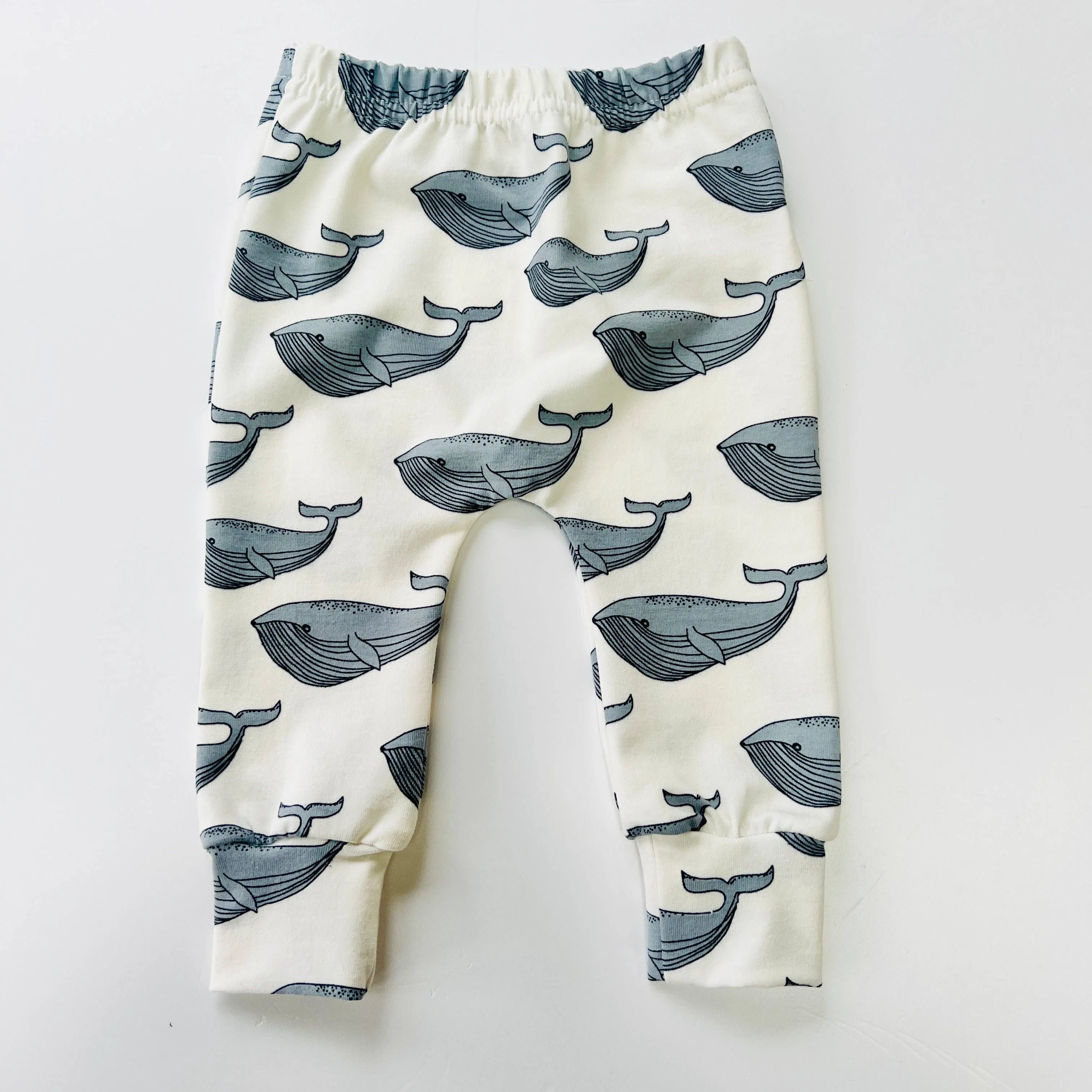 Organic cotton leggings in cream “Whales" print - Eddie & Bee